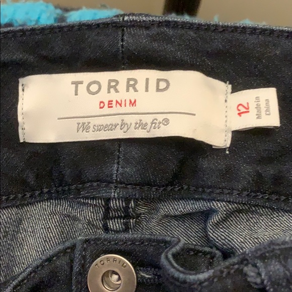 3-Button Torrid Denim Jegging Shorts - Picture 4 of 5